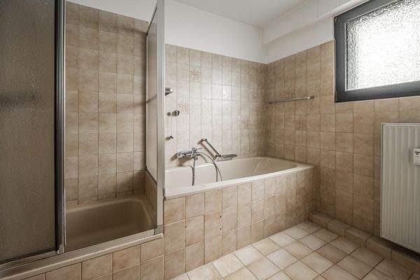 mit Dusche und Badewanne