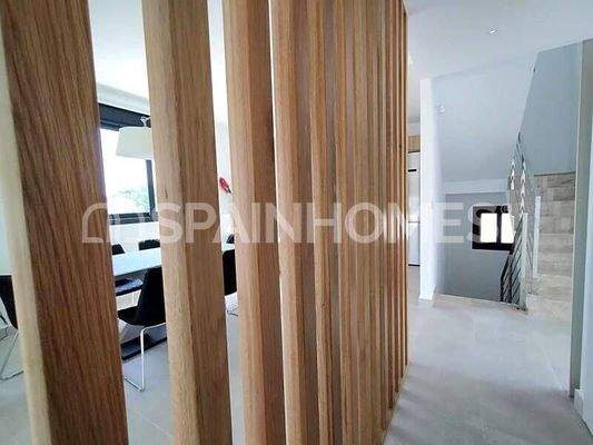 Detached Villas with Pool in Alicante