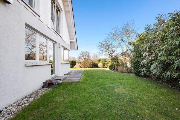 seitlicher Gartenbereich