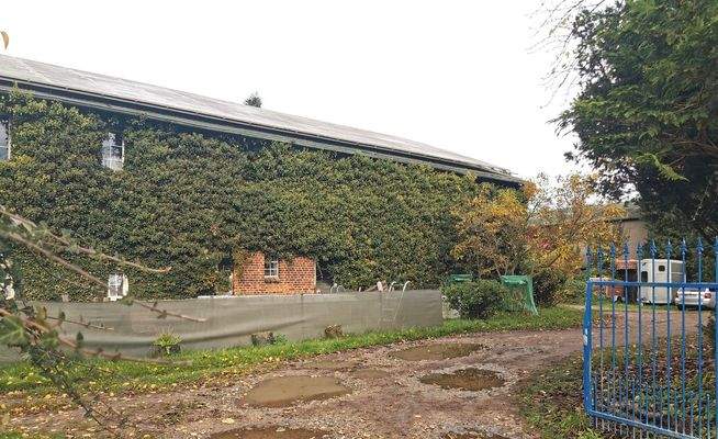 Bauernhaus mit seitlichem Stalltrakt und Dachboden
