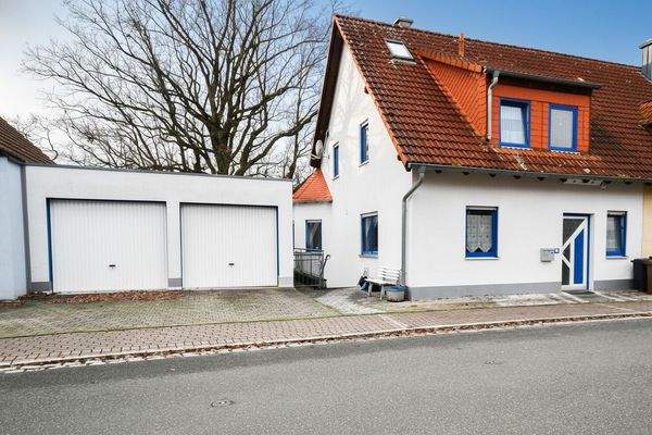 Außenansicht mit Doppelgarage