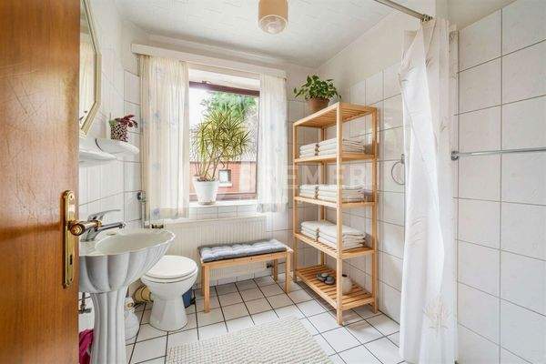 Duschbad EG - (KI generiert)