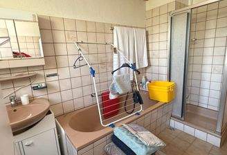 Bad mit Badewanne+Dusche - Erdgeschoss