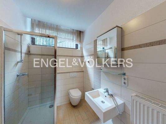 Badezimmer mit Dusche in der Einliegerwohnung