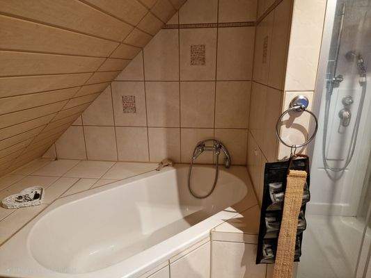 Bad mit Eckwanne 1. OG