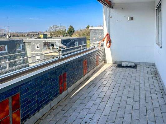 großer Balkon in Südausrichtung