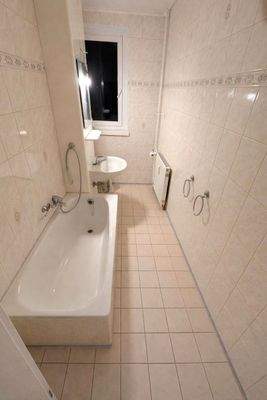 Helles Badezimmer mit Wanne