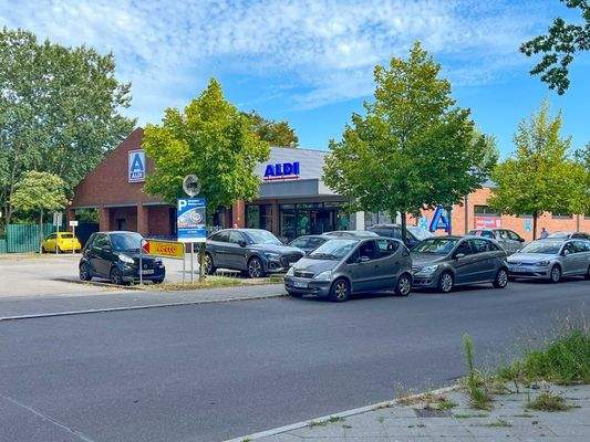 Aldi schräg rechts gegenüber