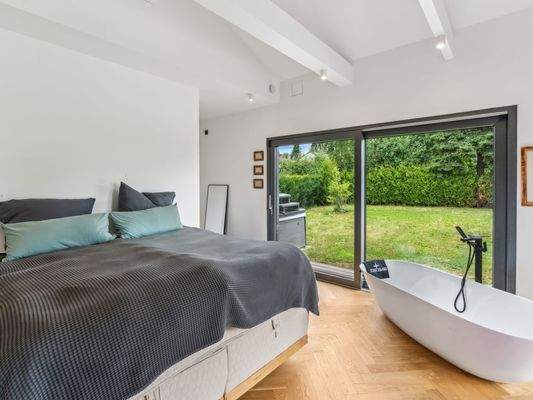 Schlafzimmer mit Badewanne