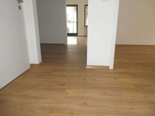 Diele mit Blick in Wohn- und Kinderzimmer