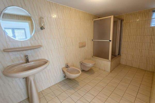 Badezimmer mit Dusche/WC