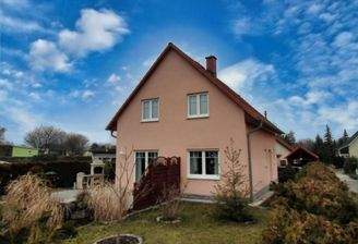 Ansicht vom Garten mit Terrasse