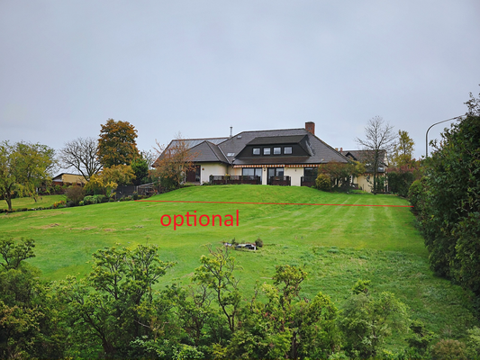 2_Der Blick auf das Haus mit Garten und grüner Einfriedung_mit optionalem Garten.png