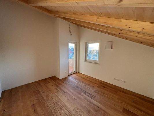 Kinderzimmer mit Zugang Balkon (1).jpeg