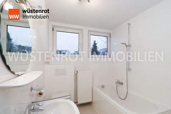 Bad mit Badewanne OG