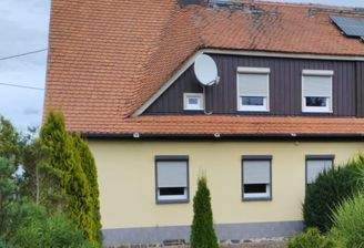 Wohnhaus mit Vorgarten