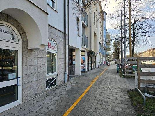 Gehsteig vor dem Haus und Umgebung