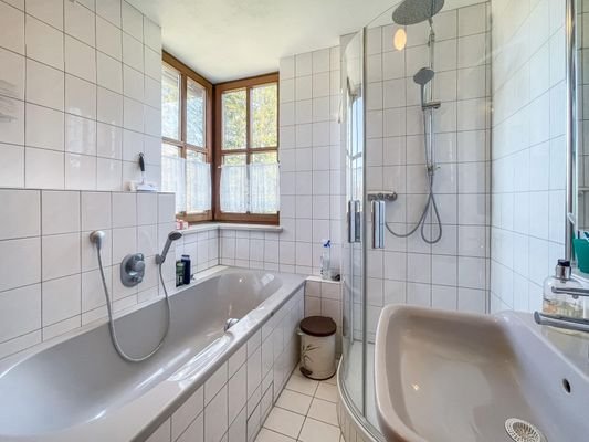 Bad mit Dusche und Wanne im OG
