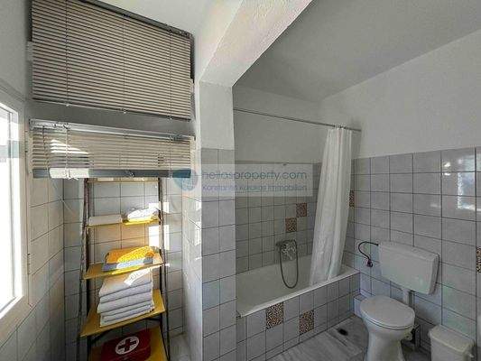 42. BATHROOM 1ST FLOOR