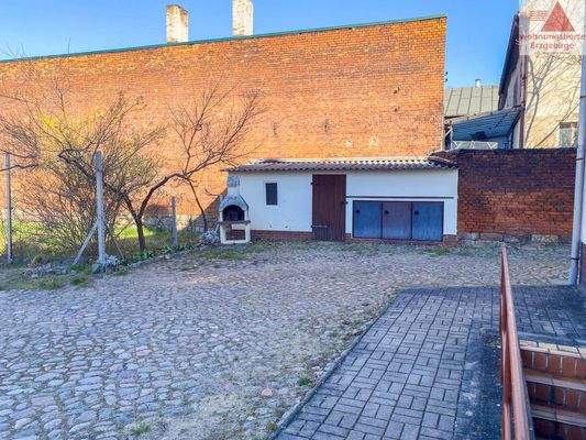 Grundstück mit Blick auf Container