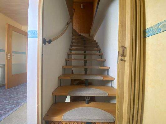 Treppe ins ausgebaute DG