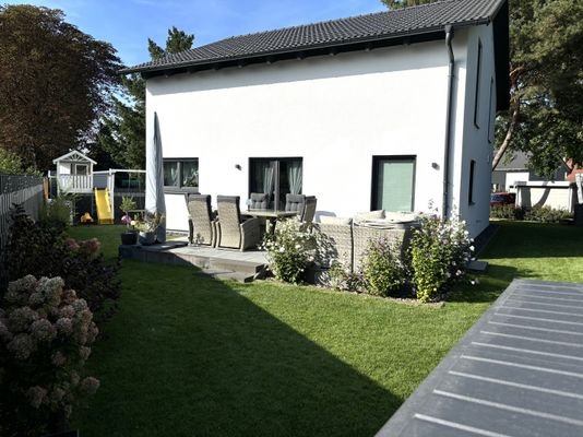 Gartenansicht mit Terrasse
