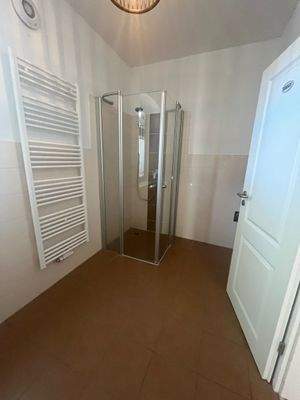 Dusche und Platz für die Waschmaschine