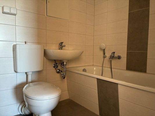 gefliestes Bad mit Wanne