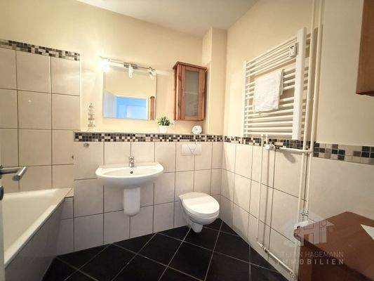 Bad mit Wanne und Handtuchheizkörper