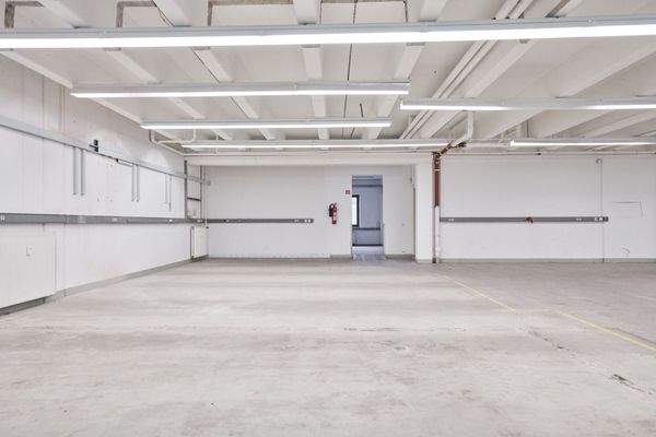 Attraktive Büro-Lager-Kombination mit ebenerdigem Rolltor