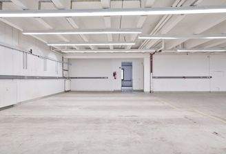 Attraktive Büro-Lager-Kombination mit ebenerdigem Rolltor