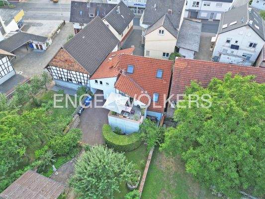 Drohnenperspektive zur Straße