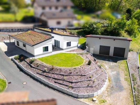 Hausansicht mit Garage