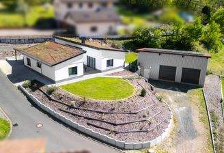 Hausansicht mit Garage