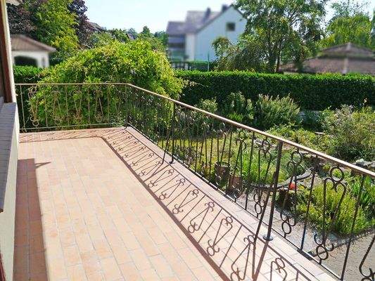 Balkon mit Blick in den Vorgarten