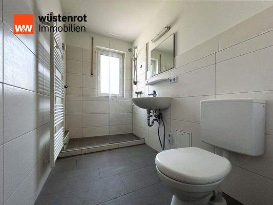 Badezimmer: Klare Linien – hier beginnt der Tag mit Schwung