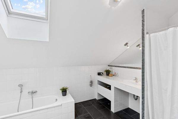 Modernes und geräumiges Badezimmer mit Dusche und Badewanne