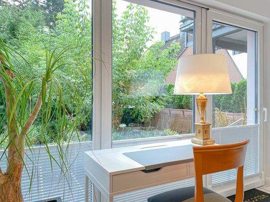 Detail: Arbeitsplatz mit Blick ins Grüne