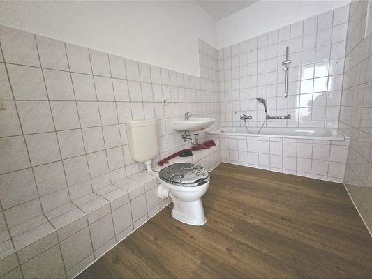 Bad/WC mit Badewanne