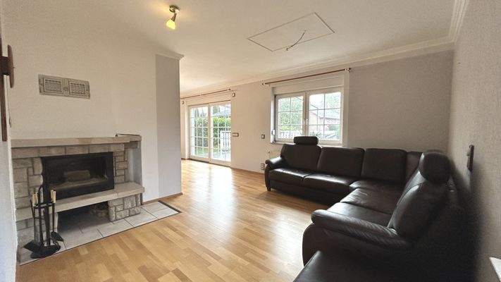 Wohnzimmer mit Kamin