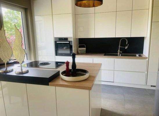 Moderne Küche mit Insel