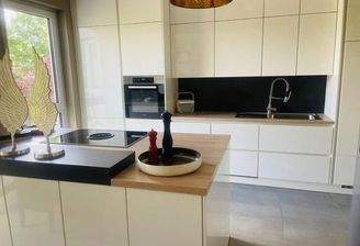 Moderne Küche mit Insel