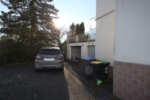 Einfahrt mit Garagen