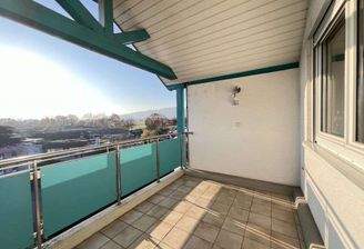 überdeckt und großzügig