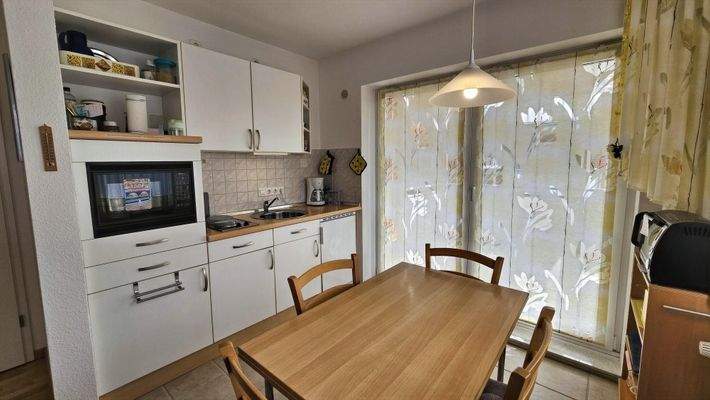 Einbauküche mit Essplatz