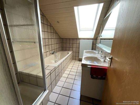 Badewanne und Dusche im DG