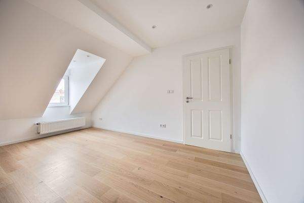 Gemütliches Schlafzimmer mit hellem Lichteinfall und zeitloser Gestaltung