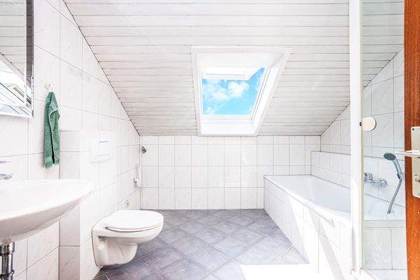 Badezimmer mit Badewanne und Dusche