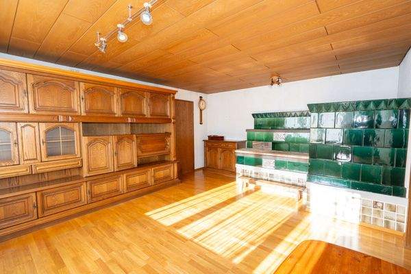 Wohnzimmer mit Kachelofen