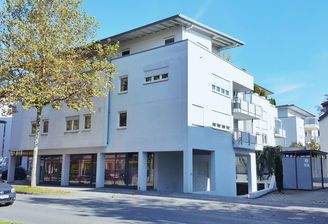 Straße mit Tiefgaragenzufahrt